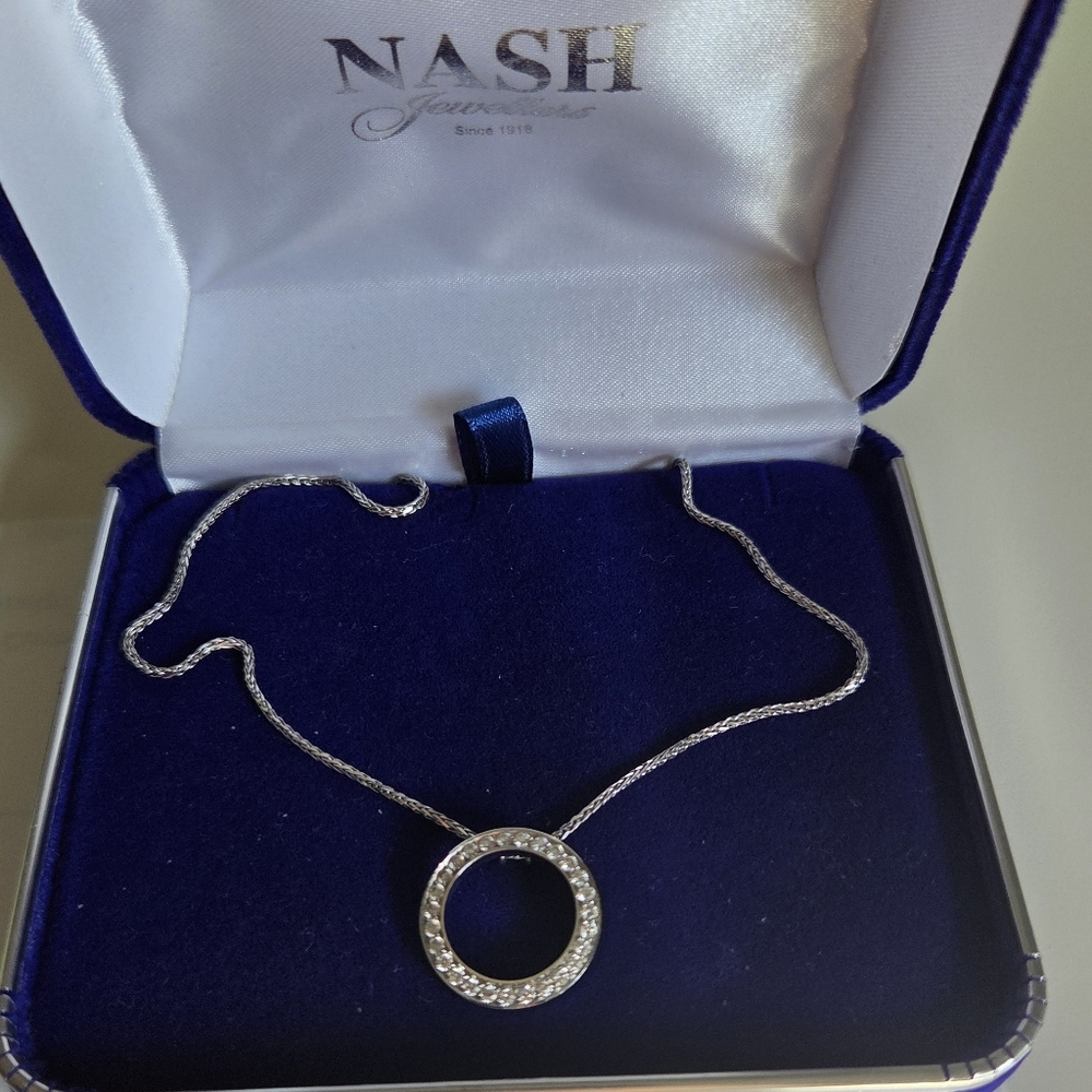 18k White Gold Necklace With 27 Diamonds In Circle Pendant